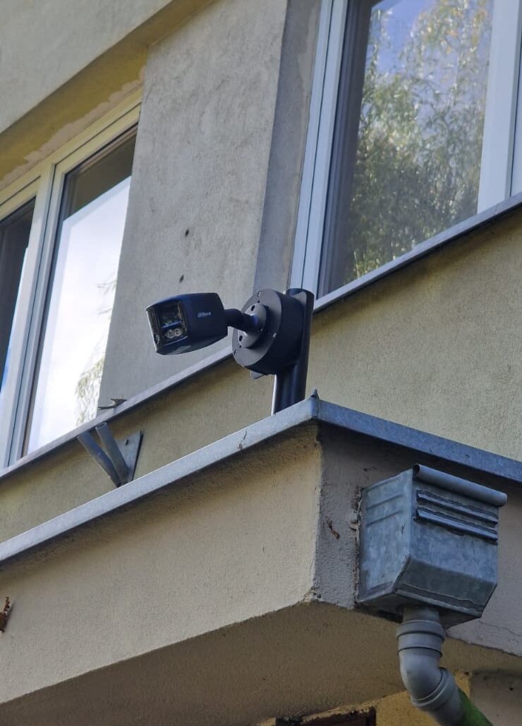 Kamery 180 stopni we wspólnocie mieszkaniowej we Wrocławiu – pełny obraz parkingu dzięki dwóm kamerom