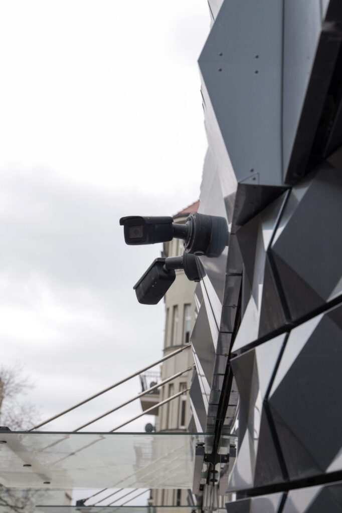 Monitoring apartamentowca: instalacja systemu CCTV z 295 kamerami