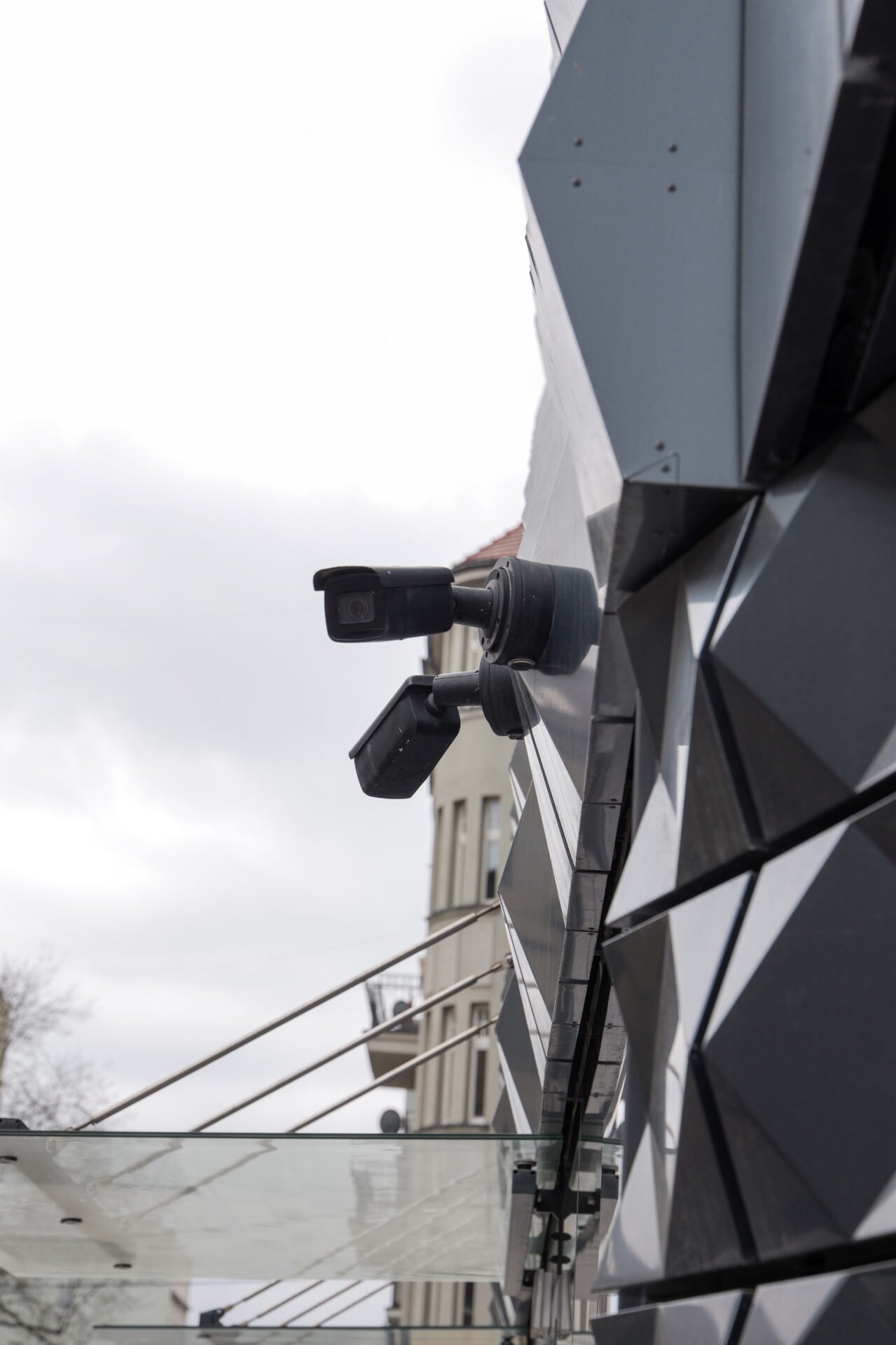 Monitoring apartamentowca: instalacja systemu CCTV z 295 kamerami